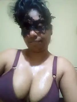 Expose Queen online show from February 9, 5:55 pm