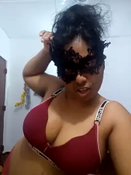 Expose Queen online show from April 21, 5:08 pm