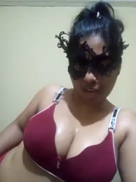 Expose Queen online show from March 15, 4:47 pm