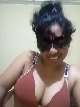 Expose Queen online show from March 24, 5:46 pm