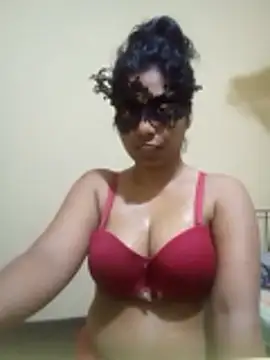 Expose Queen online show from December 2, 4:52 pm