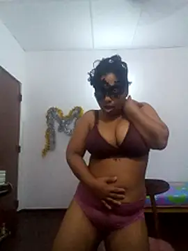 Expose Queen online show from April 17, 8:11 pm