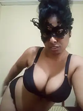 Expose Queen online show from November 21, 8:02 am