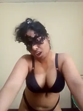 Expose Queen online show from March 3, 6:42 am