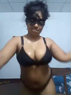 Expose Queen online show from April 12, 5:16 pm