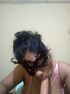 Expose Queen online show from December 19, 5:48 pm