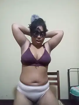 Expose Queen online show from February 19, 5:10 pm