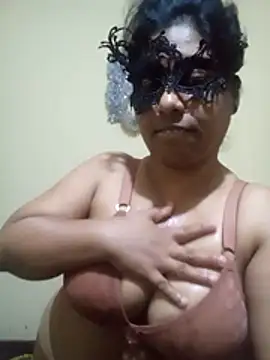 Expose Queen online show from February 14, 6:19 pm