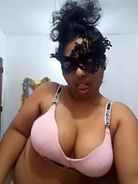Expose Queen online show from May 15, 5:00 pm
