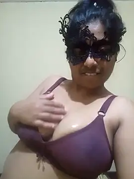 Expose Queen online show from March 11, 5:40 pm