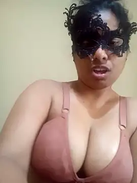 Expose Queen online show from March 11, 5:12 am