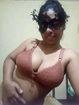 Expose Queen online show from December 16, 5:50 pm