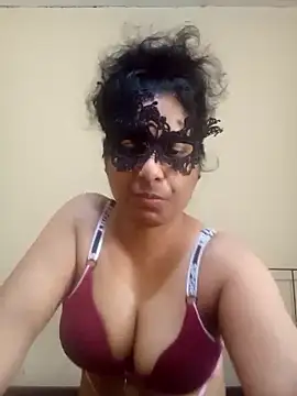 Expose Queen online show from March 20, 5:19 am