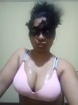 Expose Queen online show from March 26, 5:00 pm