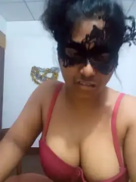 Expose Queen online show from April 8, 5:03 pm