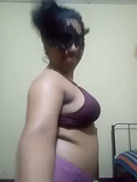 Expose Queen online show from February 26, 4:18 pm