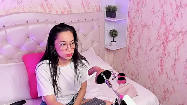 GabbiePrice online show from February 8, 2:15 pm