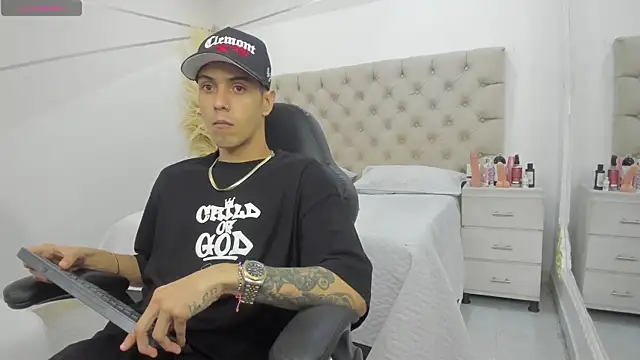 DerryAndIzzy online show from December 5, 12:54 am