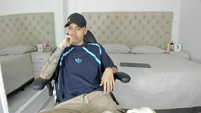 DerryAndIzzy online show from October 14, 4:02 am