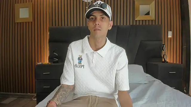 DerryAndIzzy online show from December 1, 4:46 am