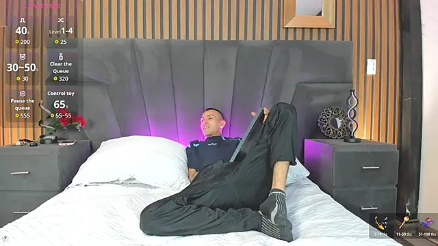 DerryAndIzzy online show from November 3, 4:17 am