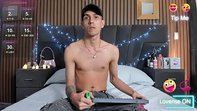 DerryAndIzzy online show from October 18, 3:52 am