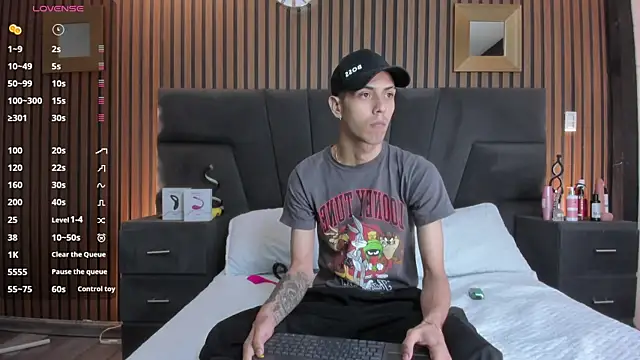 DerryAndIzzy online show from November 21, 5:50 am