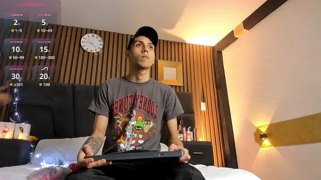 DerryAndIzzy online show from October 19, 4:04 am