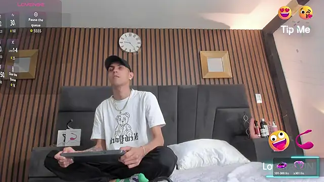 DerryAndIzzy online show from November 18, 4:49 am