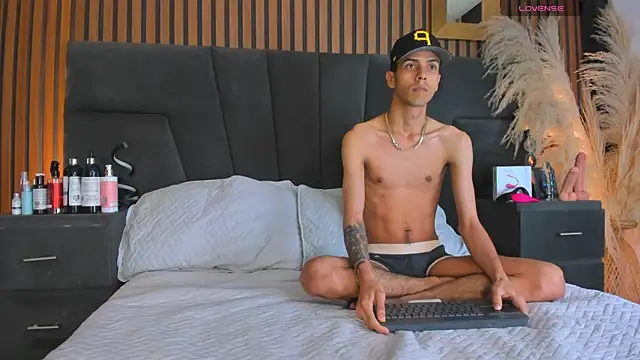 DerryAndIzzy online show from January 13, 4:49 am