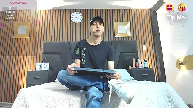 DerryAndIzzy online show from November 8, 4:27 am