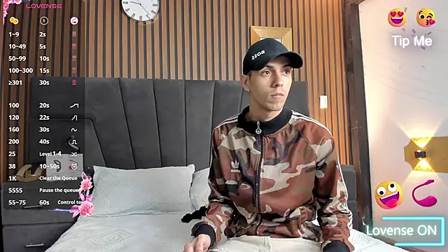 DerryAndIzzy online show from October 25, 4:00 am