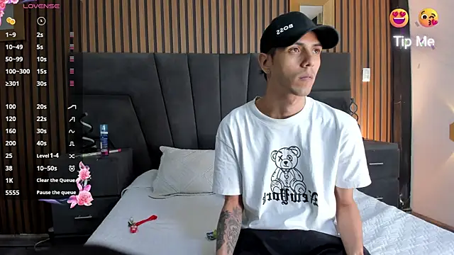 DerryAndIzzy online show from October 27, 4:02 am