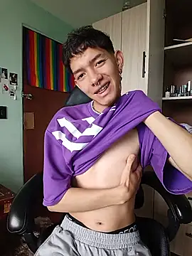 Snapshot of heyy_noah11 chatting on July 18, 6:38 pm heyy noah11 online show from July 18, 6:38 pm