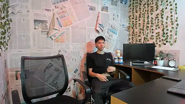 Snapshot of heyy_noah11 chatting on July 6, 1:29 pm heyy noah11 online show from July 6, 1:29 pm