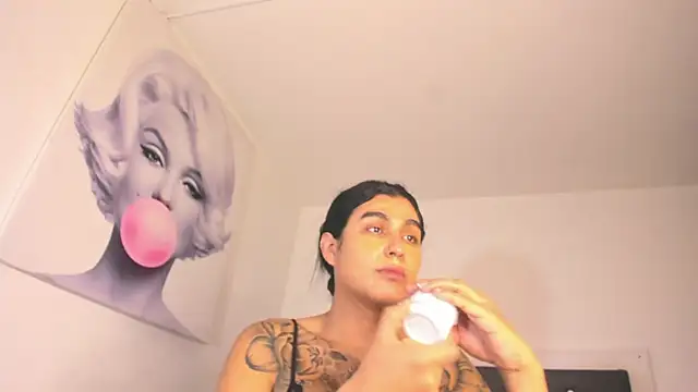 Snapshot of BiancaValentinna chatting on November 12, 6:56 pm BiancaValentinna online show from November 12, 6:56 pm