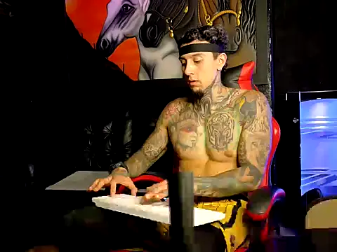 Snapshot of Molotov_Explosive chatting on November 24, 10:21 pm Molotov Explosive online show from November 24, 10:21 pm