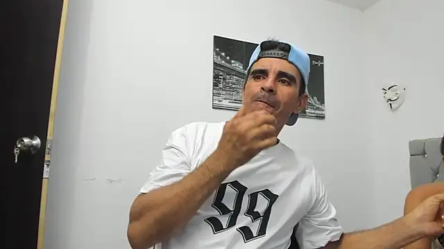 Snapshot of Sofi_And_Santy chatting on November 14, 12:25 am Sofi And Santy online show from November 14, 12:25 am