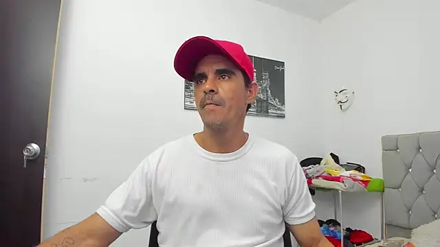 Snapshot of Sofi_And_Santy chatting on November 29, 12:44 am Sofi And Santy online show from November 29, 12:44 am