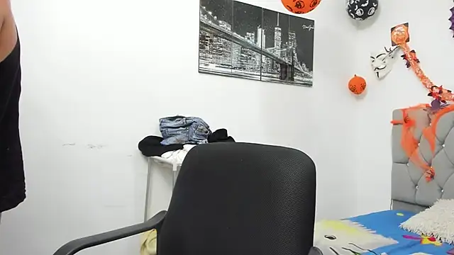 Snapshot of Sofi_And_Santy chatting on November 8, 1:53 am Sofi And Santy online show from November 8, 1:53 am