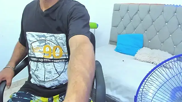 Snapshot of Sofi_And_Santy chatting on November 23, 12:09 am Sofi And Santy online show from November 23, 12:09 am