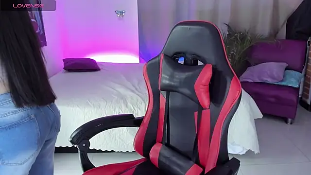 Snapshot of skarlett222 chatting on December 2, 9:49 pm skarlett222 online show from December 2, 9:49 pm