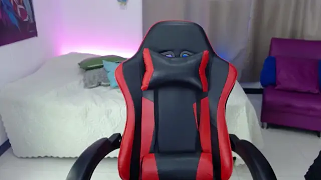 Snapshot of skarlett222 chatting on October 28, 10:41 pm skarlett222 online show from October 28, 10:41 pm