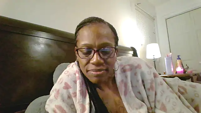 Snapshot of SweetCandy85 chatting on October 16, 2:42 am SweetCandy85 online show from October 16, 2:42 am