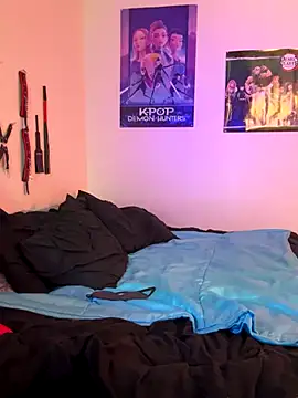 MiniMonroe online show from December 4, 7:51 am