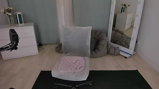 Erika Kim online show from March 18, 1:24 pm