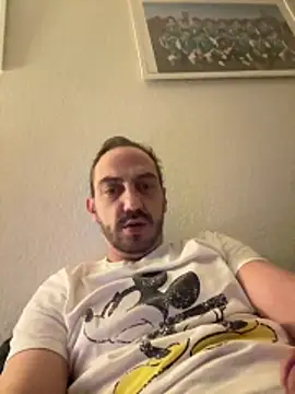 Snapshot of AlexGogo23 chatting on February 19, 1:13 am AlexGogo23 online show from February 19, 1:13 am