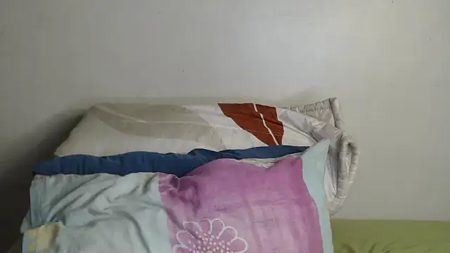 Yolaqueen04 online show from November 6, 9:30 pm