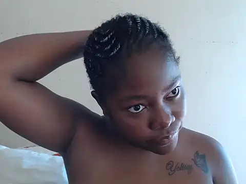 Yolaqueen04 online show from October 23, 7:18 am