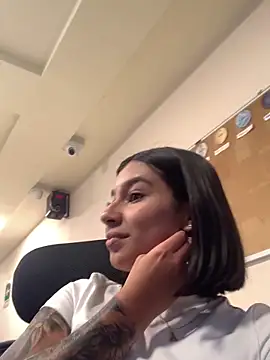 AlyssaRay online show from January 18, 4:10 pm